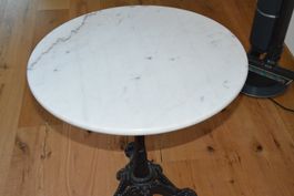 Runder kleiner Marmortisch mit Gusseisenfuss Gartentisch