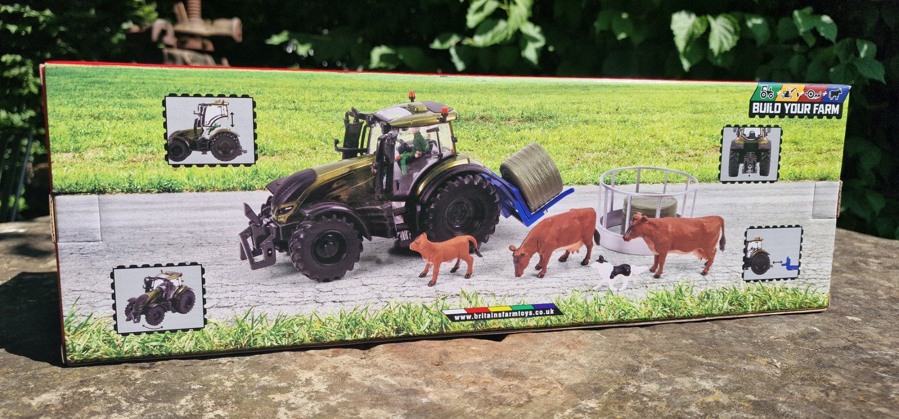 Britains Giocattoli: Valtra - Bauernhof, Spiel-Set – Nuovo e nell'imballaggio originale da Reinach AG venduto da Stalder-Technik 3