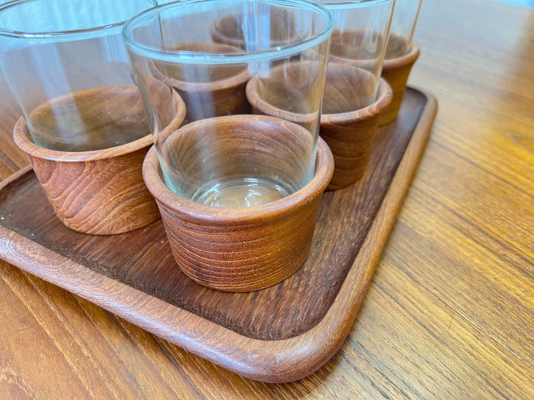 Gläser: Vintage Gläser-Set mit Teak Tablett – Gebraucht aus Walzenhausen von stilvollwohnen 1