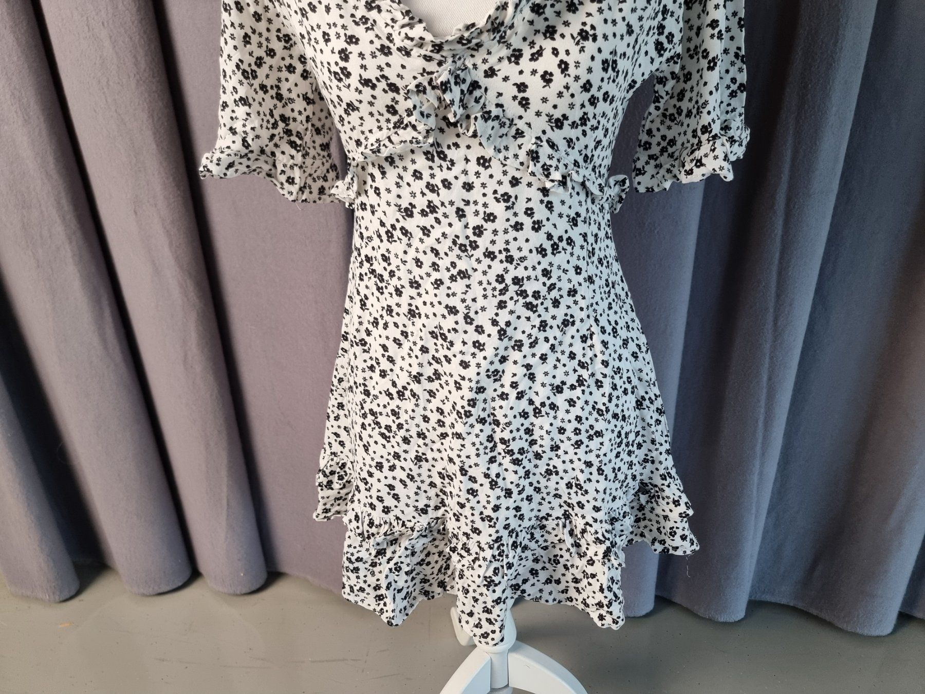 Kleider: Schwarz-weisses Kleid – Gebraucht aus Urtenen-Schönbühl von Restwert_Schoenbuehl 5