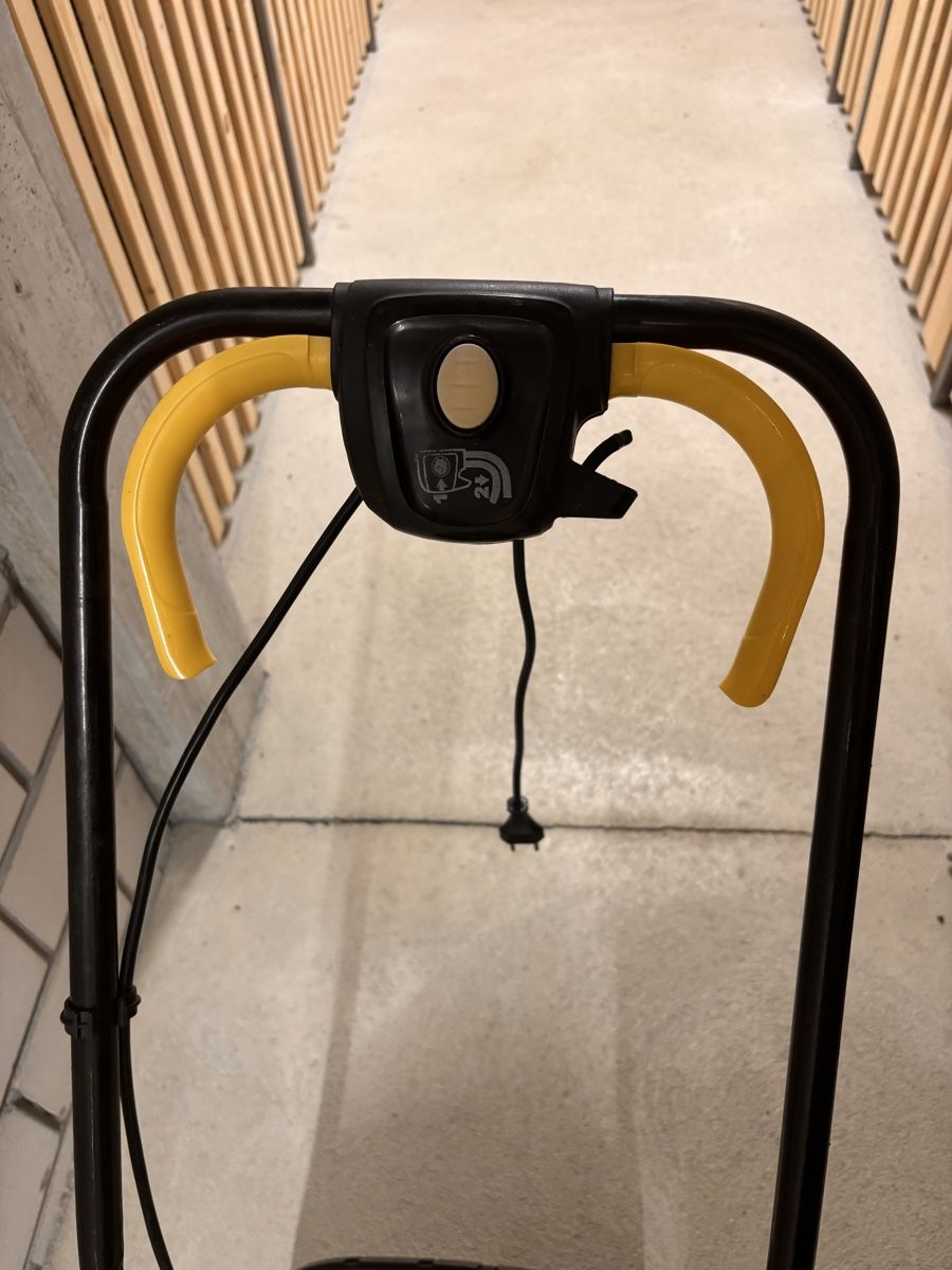 Tondeuses à gazon: tondeuse à gazon 1100w  – D'occasion à Bussigny par Bushis 1
