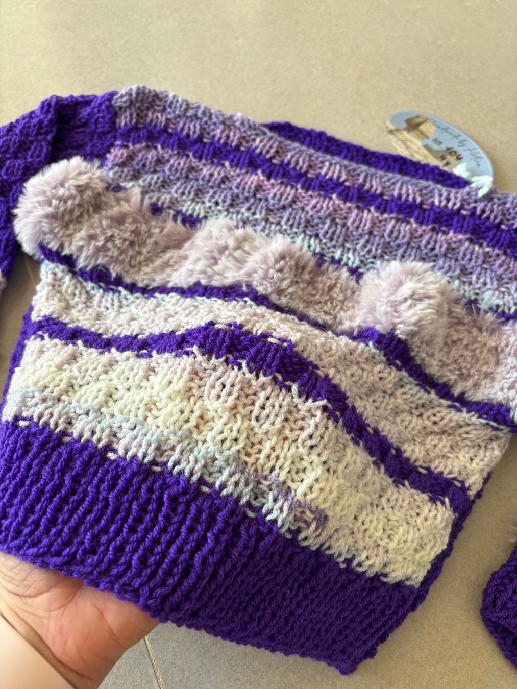 Pulls et sweat-shirts: Kinder Pullover handgestrickt lila Grösse 104 neu – Neuf avec emballage d'origine à Basel par Tierschutz-Flohmi 2
