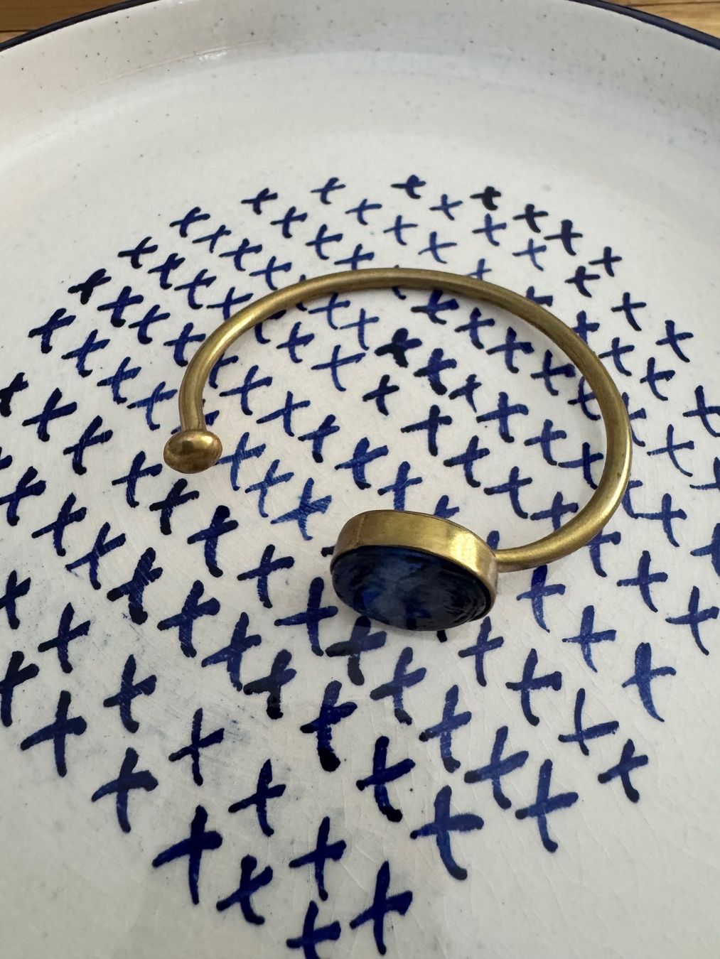 Bracciali & Braccialetti: Cuff bracelet with bright blue glass – Nuovo (secondo la descrizione) da Zürich venduto da kri_zhv2