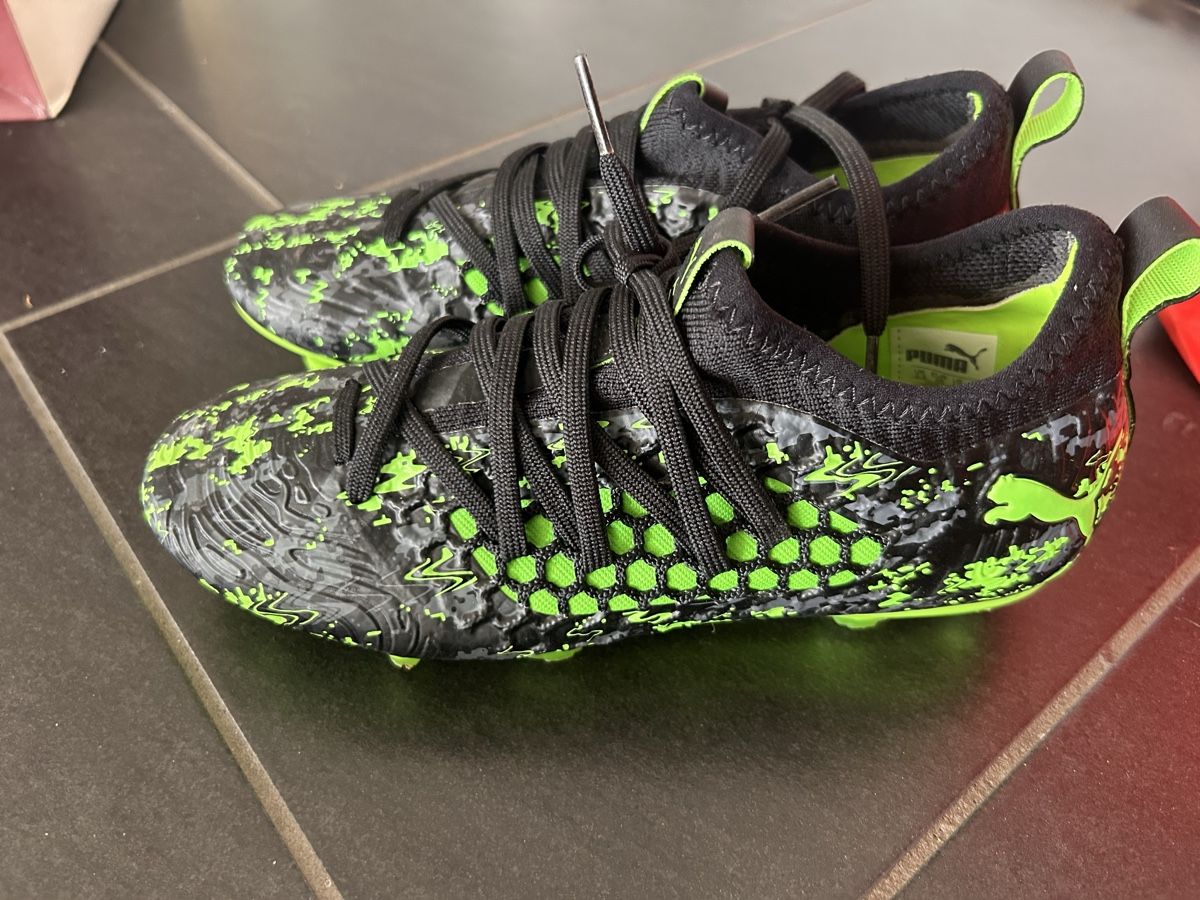 Herrenschuhe: Fussballschuhe mit Noppen 34 – Gebraucht aus Amden von roatan01