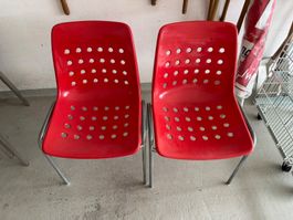 2 rote Stühle Stapelbar Metallgestell gebraucht