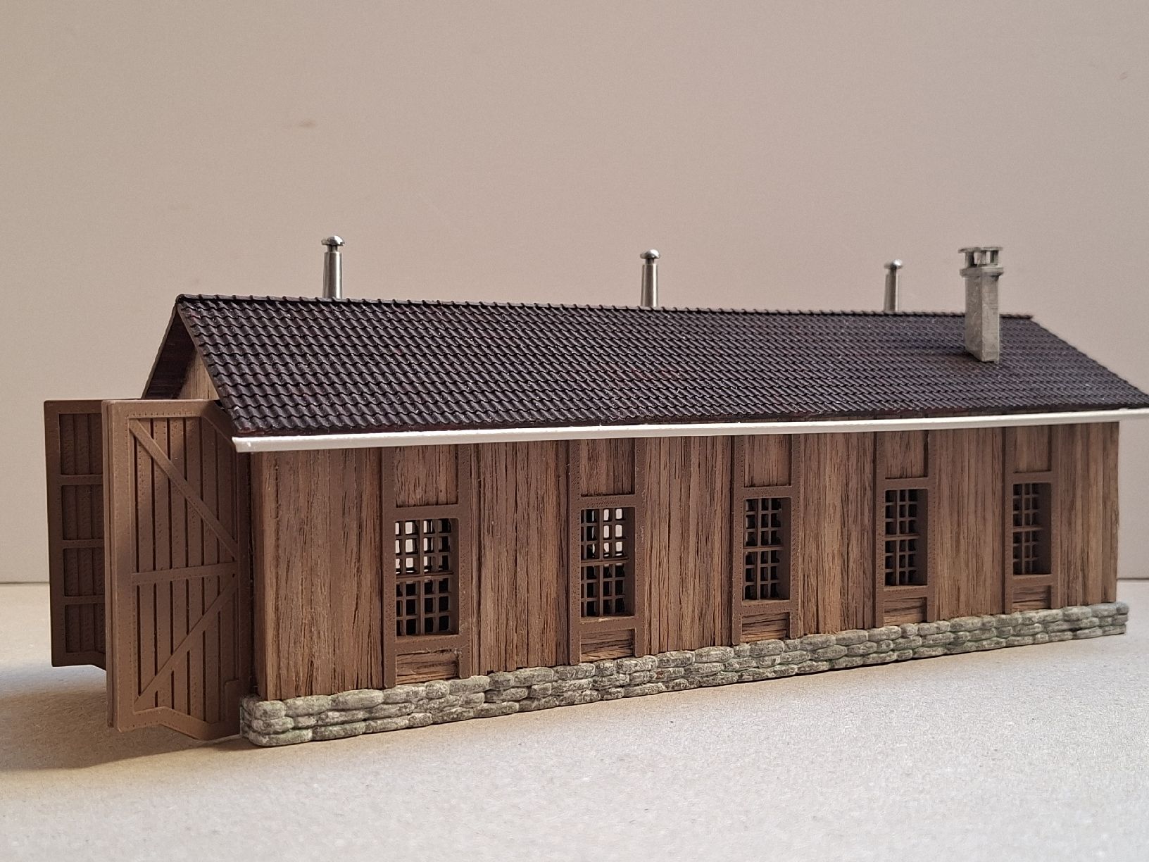 Modellini di ferrovie: Lokschuppen dunkles Holz – Nuovo (secondo la descrizione) da Weisslingen venduto da Moco_mexiko