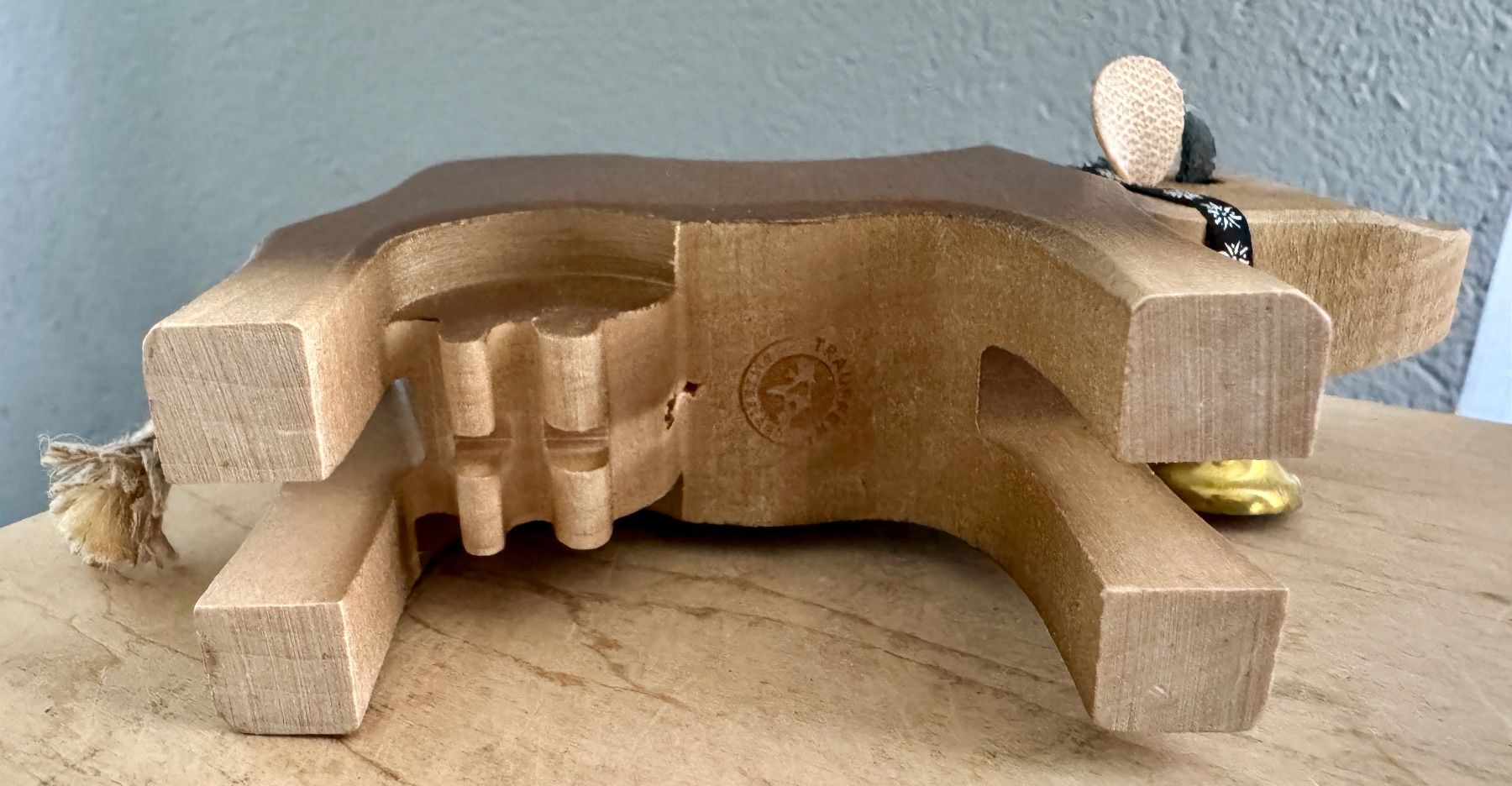 Trauffer Spielzeuge: Schöne geschnitzte Holzkuh Kuh Holz / Trauffer – Gebraucht aus Rothrist von Luckywinner 2