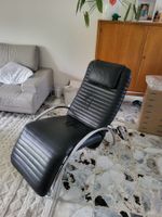Bequemer Design-Ledersessel mit Chromgestell, verstellbar.
