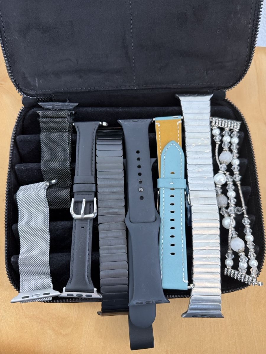 Bracciali & Braccialetti: Diverse Apple Watch Armbänder im Etui – Usato da Brüttisellen venduto da itprofisgroup 3