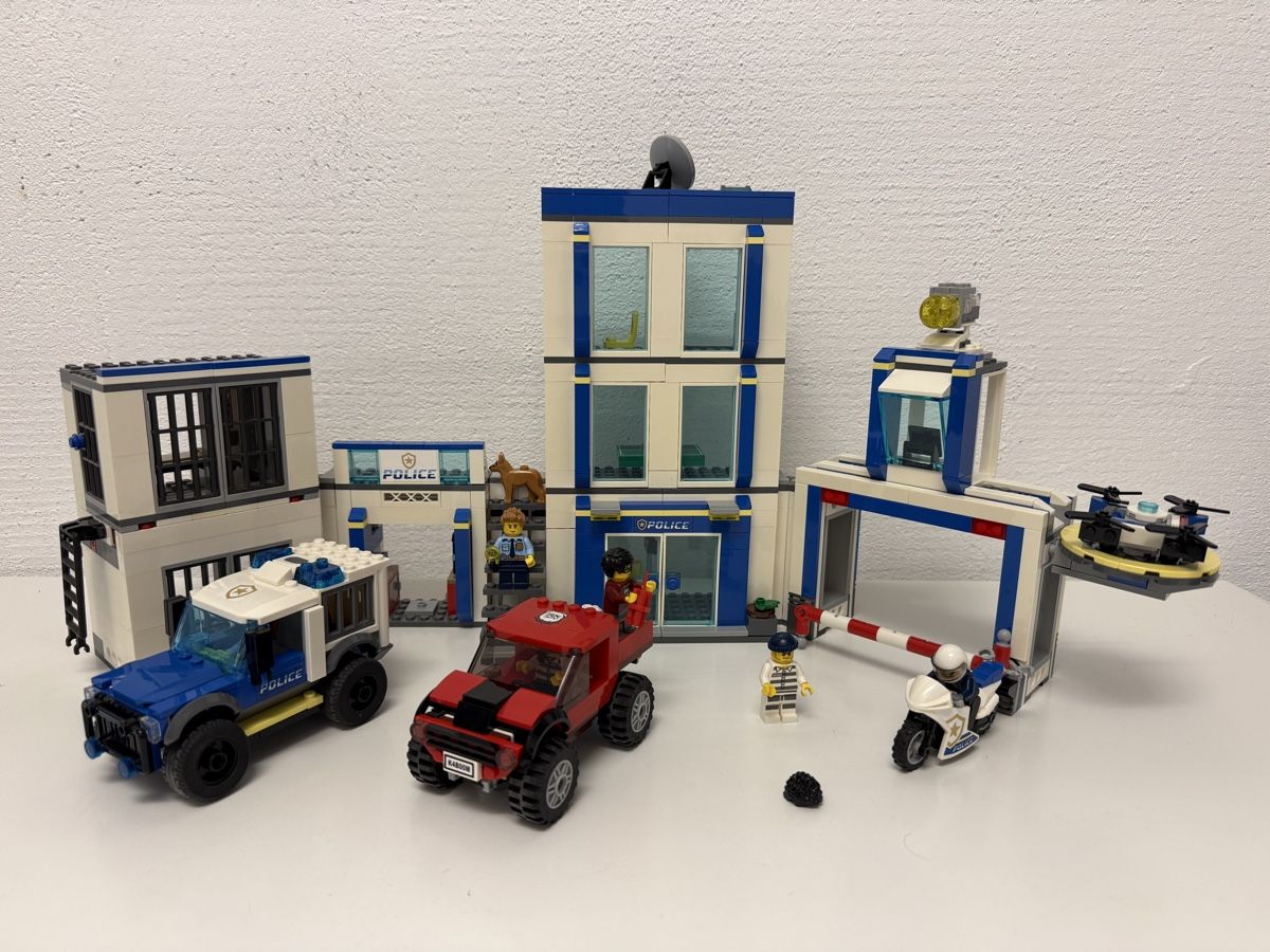 Lego Kit di costruzioni: LEGO City Polizeistation 60246 – Usato da Hombrechtikon venduto da come01 1