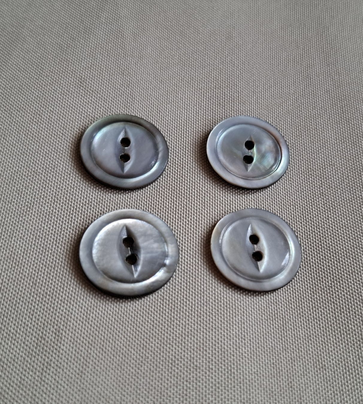 Bottoni: 4er Set Perlmutt-Knöpfe 19 mm. – Usato da Dietikon venduto da Hirschkopf 1