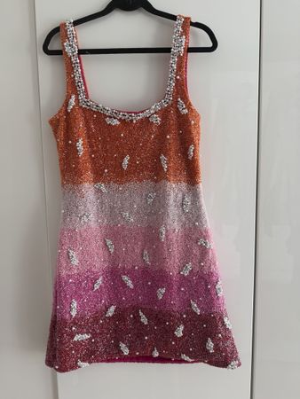 Neues kurzes Damenkleid mit handgenähten Pailletten