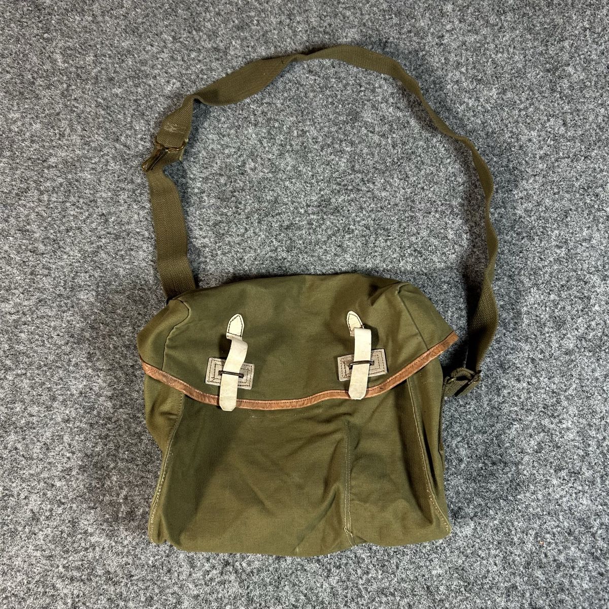 Borse: 1951 gas mask bag – Usato da La Sagne NE venduto da Matlasape