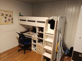 Zwei Betten mit integriertem Tisch und Schrank