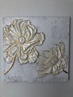 Bild mit 2 Blumenblüten, weiss, creme, Leinwand u. Gips (?)