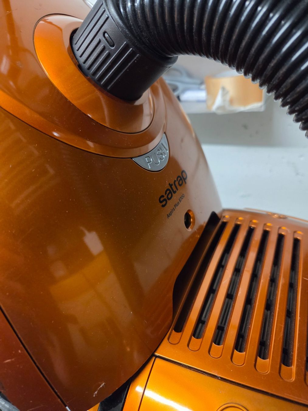 Aspirapolveri & Accessori: Satrap Staubsauger orange gebraucht 700W – Usato da Chur venduto da Einszweidreiviermein 8