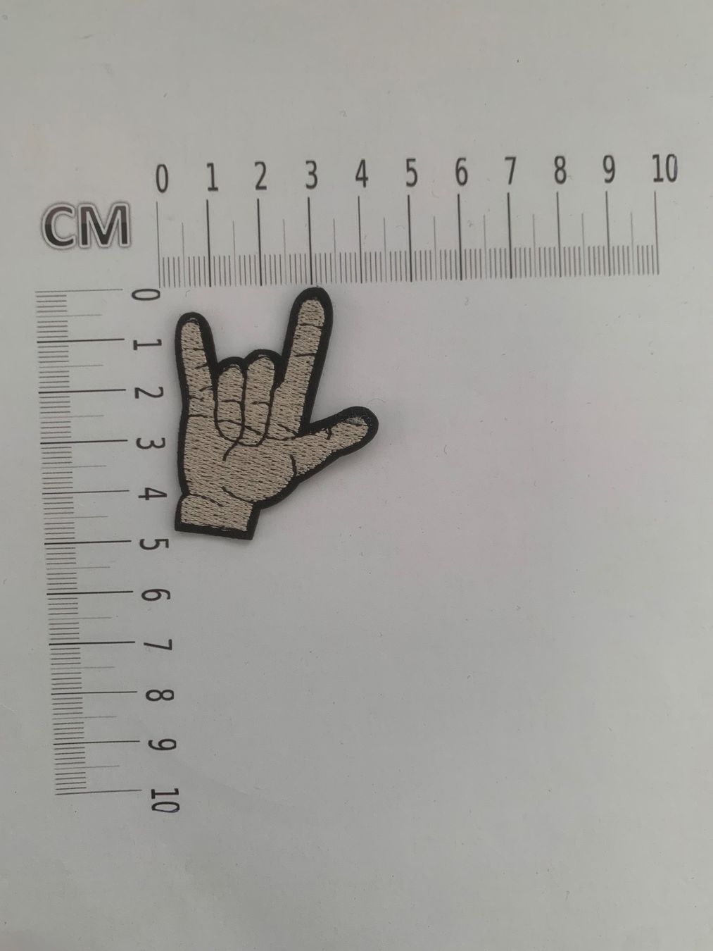 Toppe: Love You Gesture Patch Badge, Bügelbild – Nuovo e nell'imballaggio originale da Ostermundigen venduto da Mcone 1