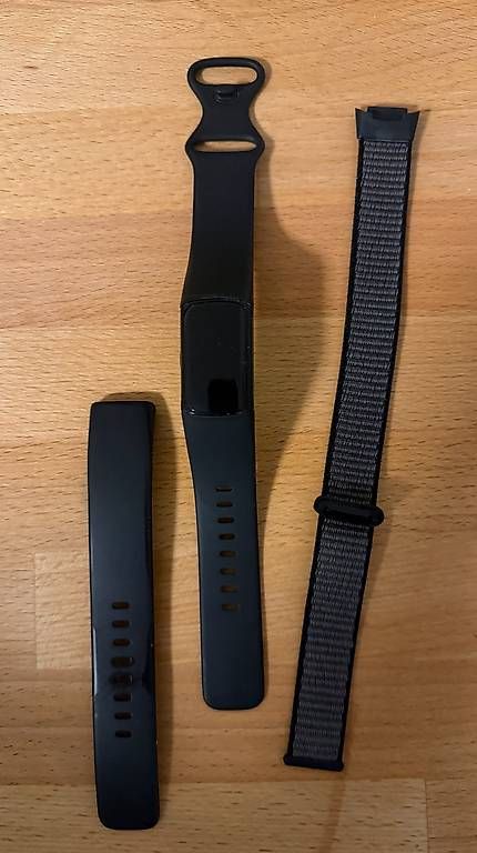 Smartwatch: Fitbit Charge 6  mit Ladekabel und Armbänder – Gebraucht aus Düdingen von Emphilly 2