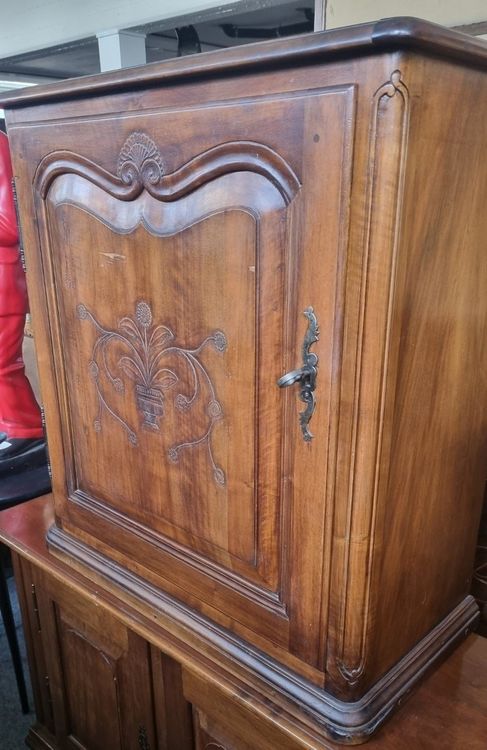 Commodes: Kleine eintürige Kommode Nussbaum – D'occasion à Flums par Flumsantik