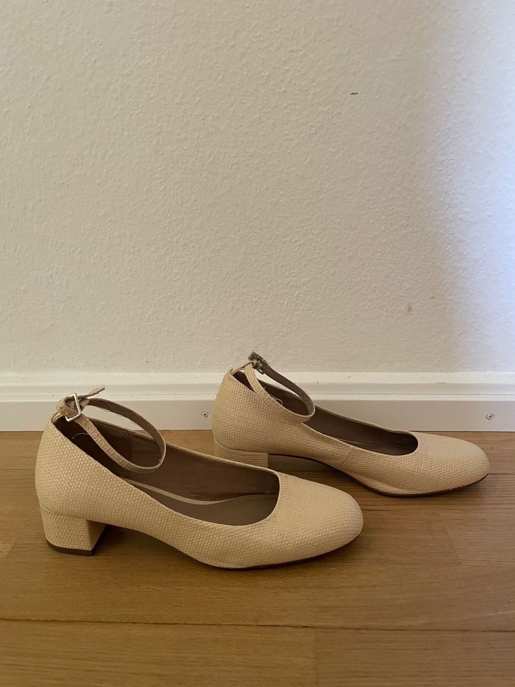 Damenschuhe: beige Absatzschuhe, Grösse 39 – Gebraucht aus Basel von kra_w6mq 1