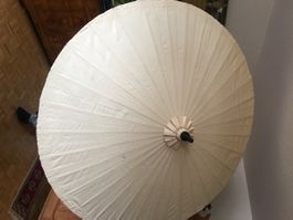 Grosser Sonnenschirm aus papier