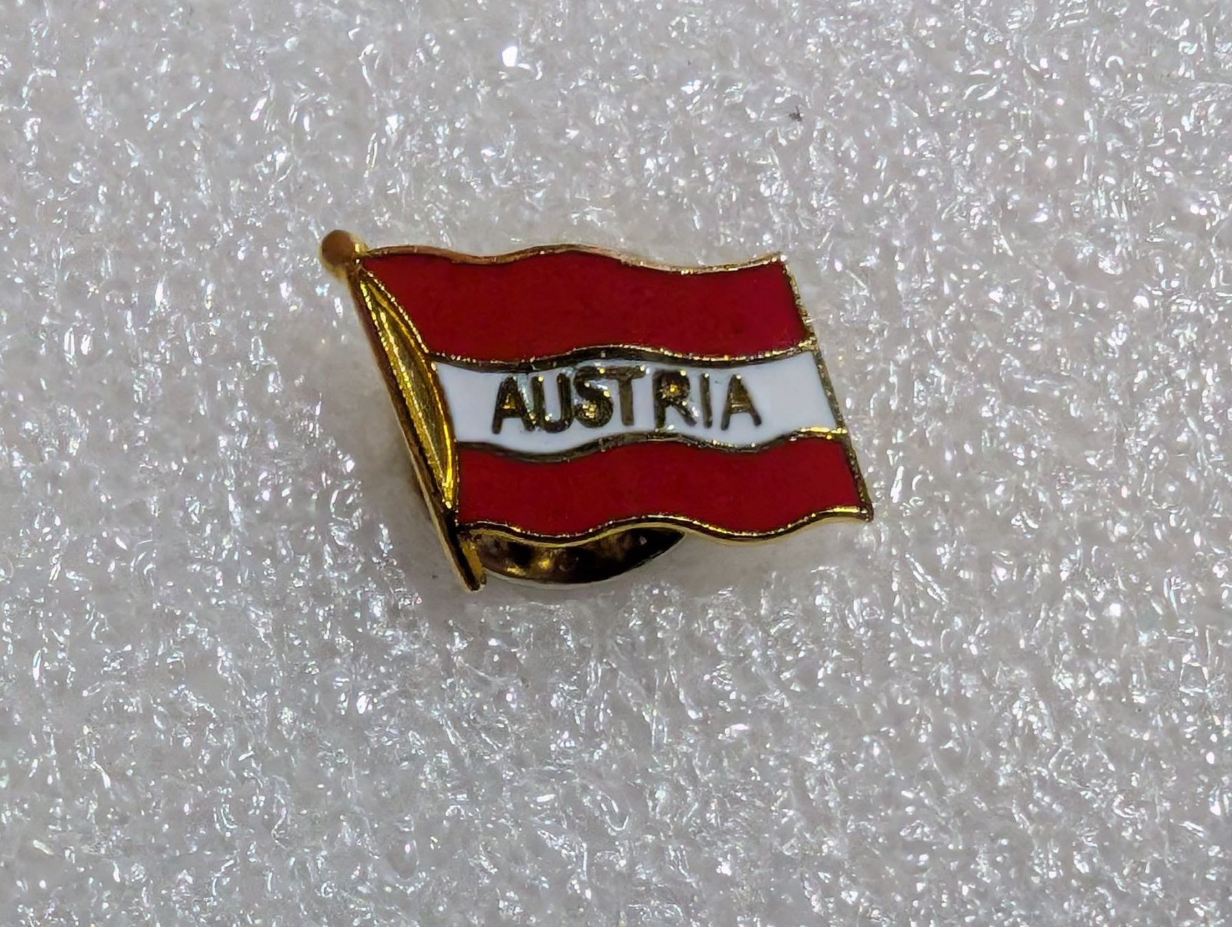 Plaketten & Abzeichen: Ansteckpin 253: Flagge – Gebraucht aus Oppligen von Pin-Fall-Shop