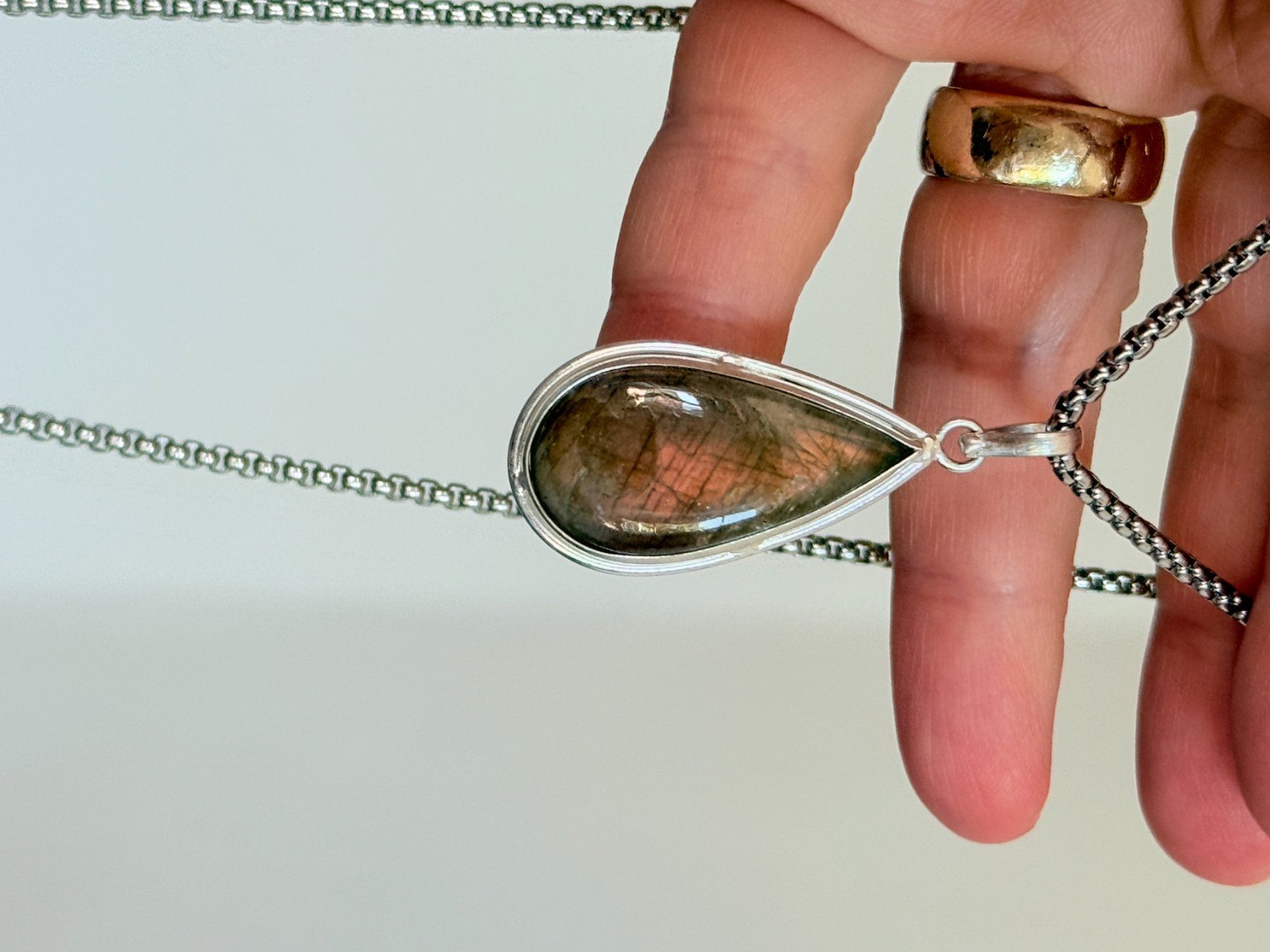 Catenine: Collier vintage avec pendentif pierre Labradorite – Nuovo e nell'imballaggio originale da Genève venduto da AWWA 2