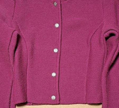 Strickjacke violett mit Knopfleiste neuwertiger Zustand