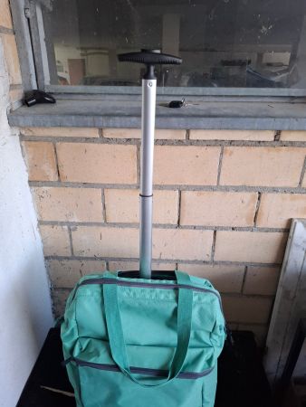 Rolltasche mit Teleskopgriff gruen gute Zustand