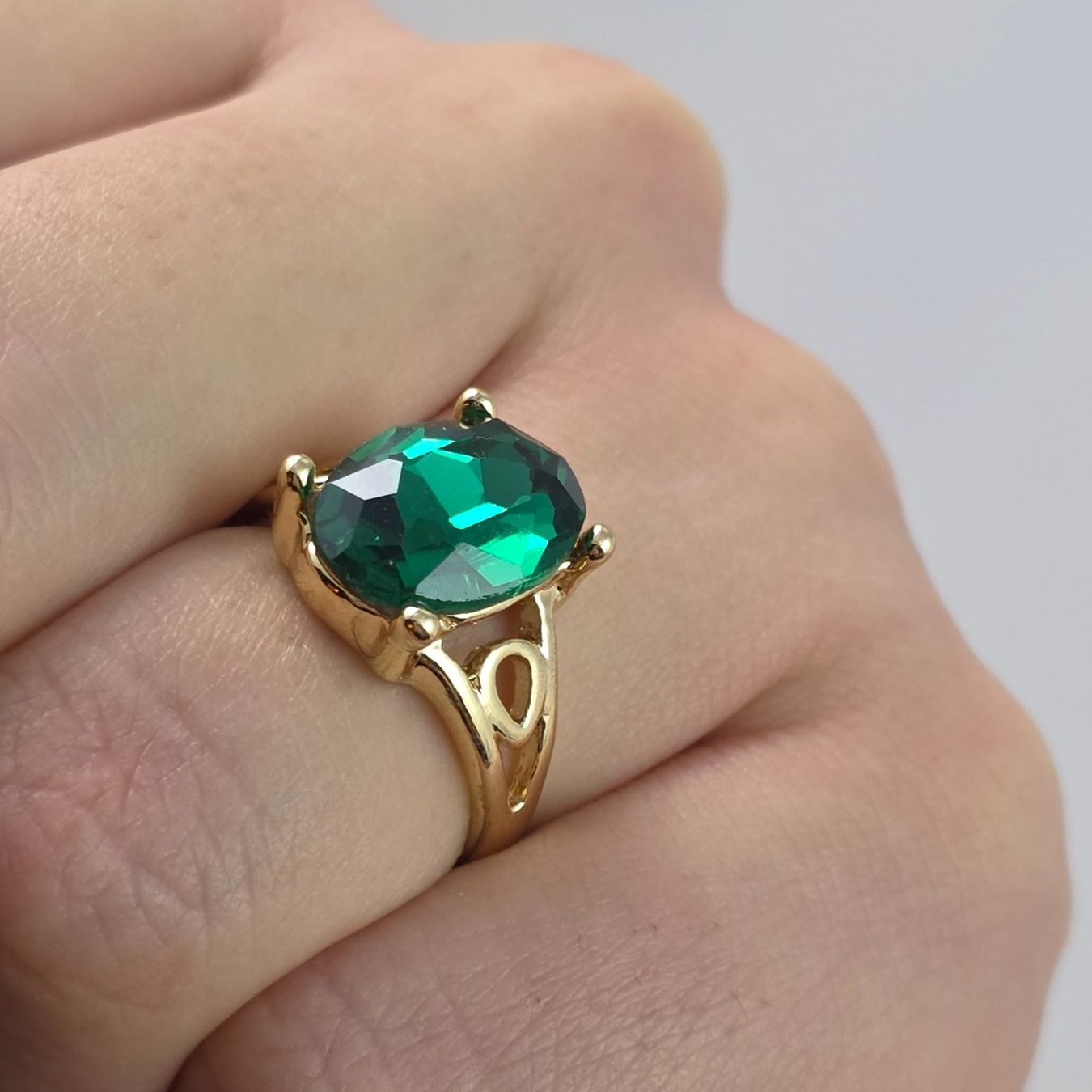 Ringe: Goldfarbener Ring mit grünem Stein S/M           681 – Gebraucht aus Wald ZH von Martin79 1
