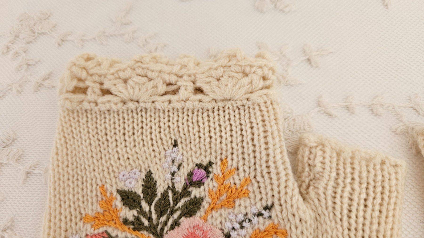 Sonstige Kleidung & Accessoires: Gestrickte Stulpen mit Blumenmuster Gr. M Beige Handschuhe – Neu und originalverpackt aus Gossau ZH von fashiontwo 4