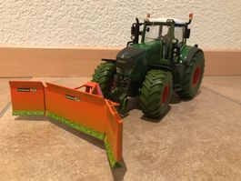 SIKU Fendt 939 mit Maisschiebeschild