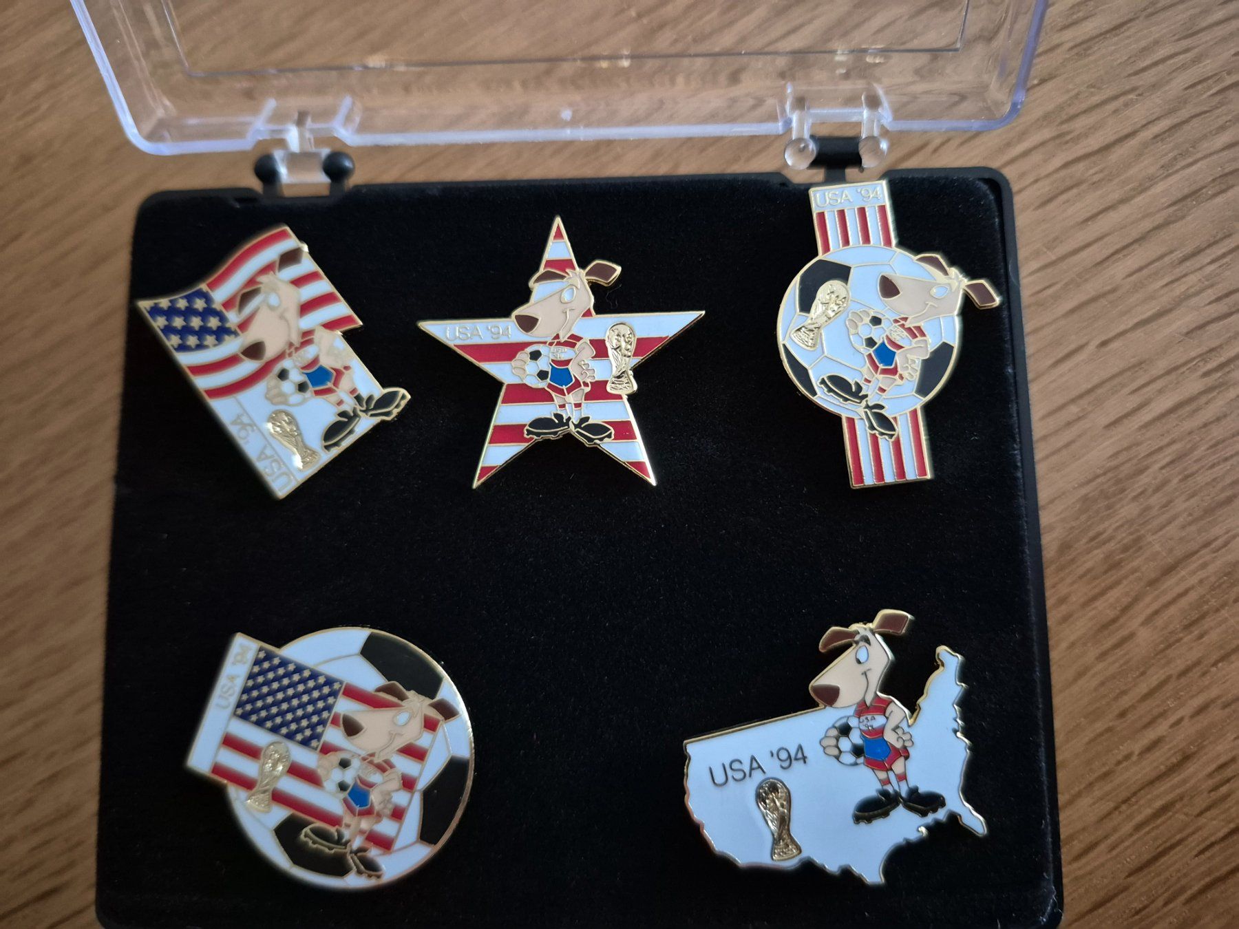 Plaketten & Abzeichen: Pin-Set Schweizer Familie – Gebraucht aus Buttikon SZ von sefa02 1