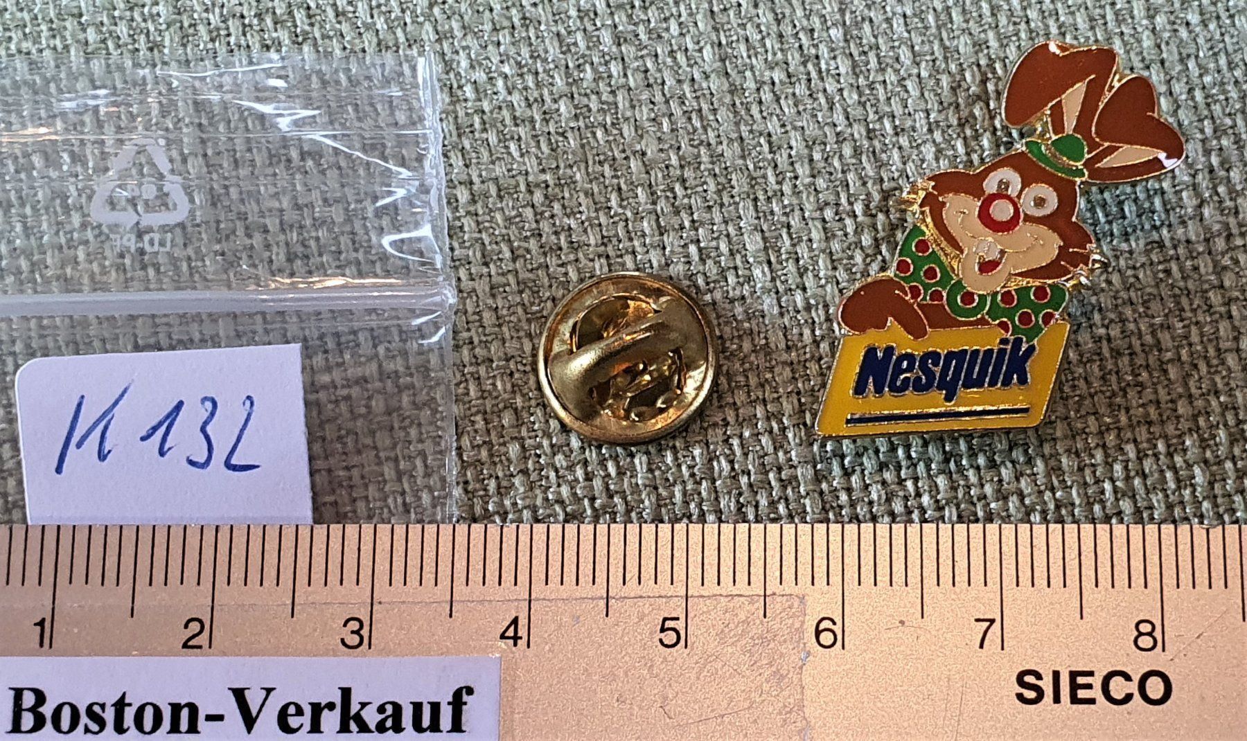 Placchette & Badge: K132 - Pin Nestle Nesquik Hase – Usato da Reinach BL venduto da Boston-Verkauf 1