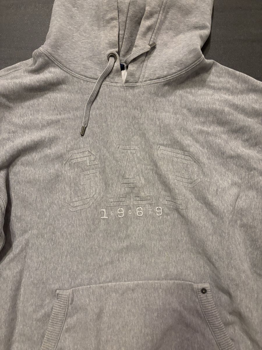 Maglioni & Felpe: Kapuzenpullover GAP grau Grösse L – Usato da Winterthur venduto da van_8fsq 1