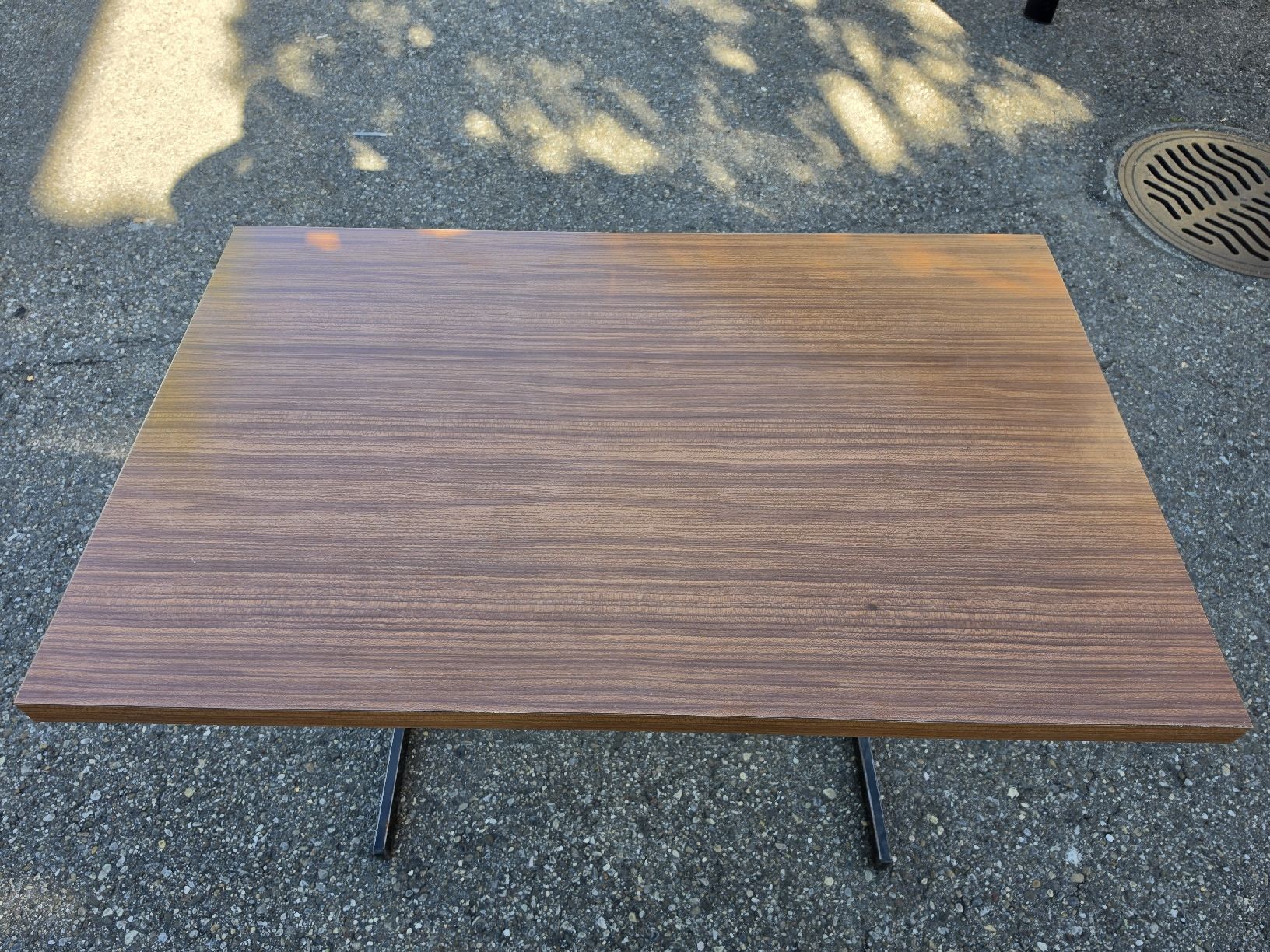 Tavoli: Tisch  Metallfuss  Vintage – Usato da Mettlen venduto da elios0888 8