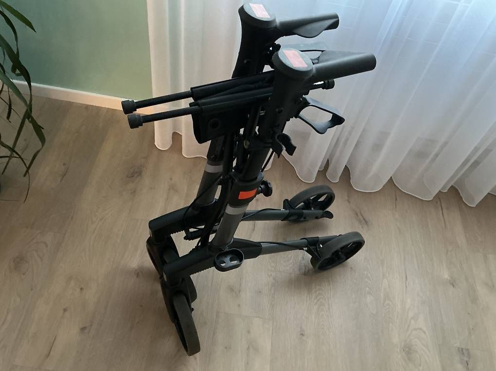 Aides à la marche: Rollator neuwertig – D'occasion à baar par Wottau 2