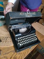 Antike Olympia Schreibmaschine mit Koffer
