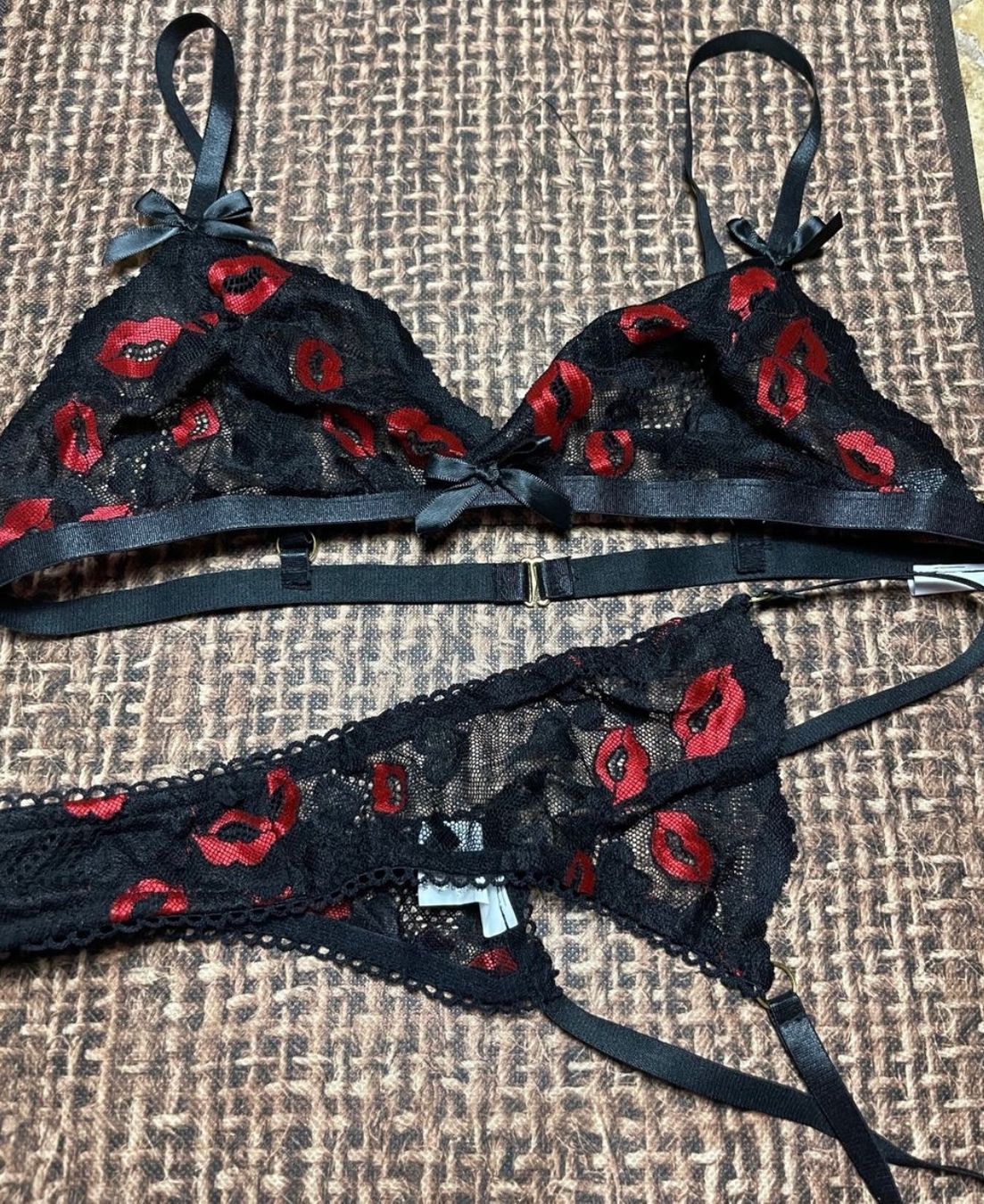 Altra biancheria intima: Completo intimo nuovo con pizzo nero e decoro baci rossi – Nuovo e nell'imballaggio originale da Locarno venduto da Fixed8 8