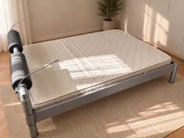 Doppelbett Metallgestell mit Matratze und Beleuchtung