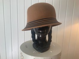 Sportlich eleganter Damenhut, Caramel, mit Lederapplikation