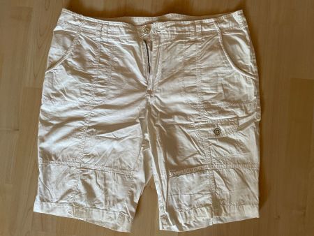 Damen Shorts weiss Grösse 44 guter Zustand