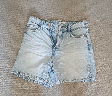 Jeans-Shorts hellblau Groesse 32 guter Zustand