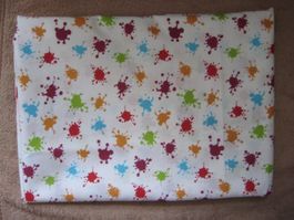 Baumwollstoff weiss mit kleinen bunten Farbklecksen