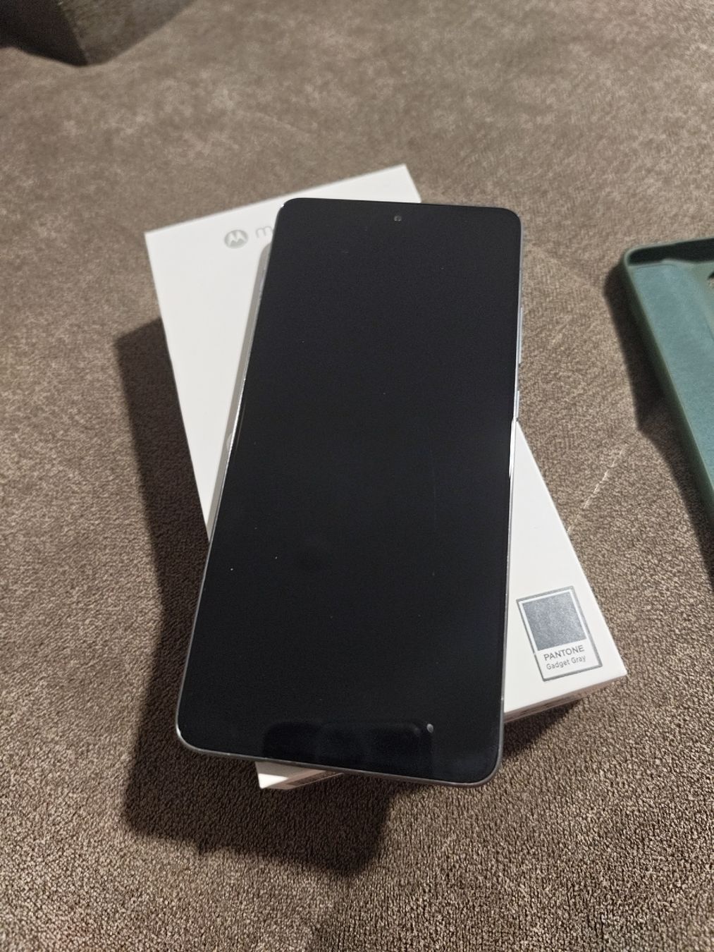 Motorola Handys / Smartphones: Motorola Edge 70 Pantone Gadget Grey 512MB – Neu (gemäss Beschreibung) aus Seon von chf_g29b
