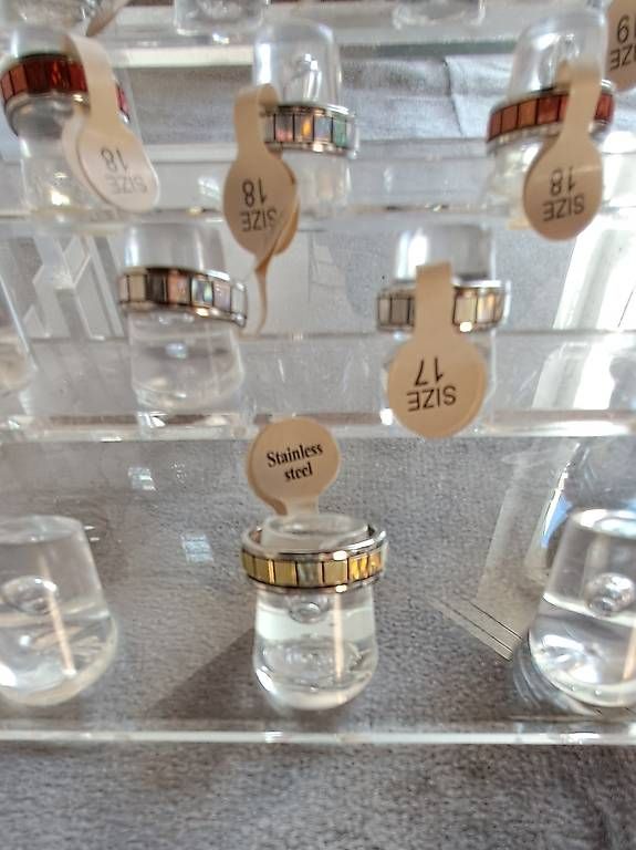 Ringe: Etagen-Ringpräsentierer Plexi inkl. Ringe – Gebraucht aus Sulgen von Bmabi