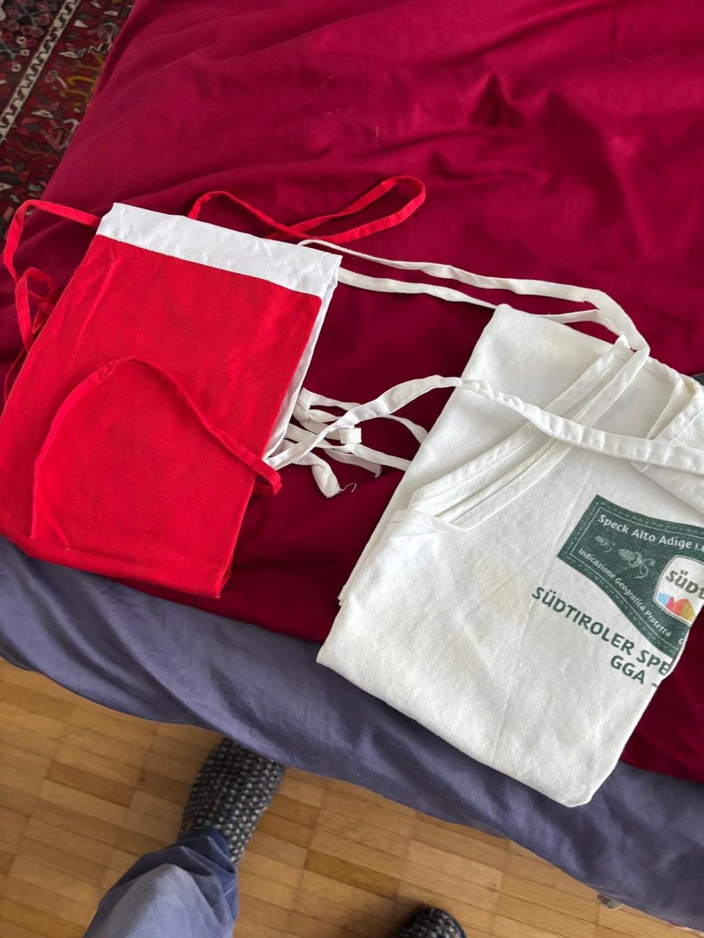 Grembiuli: Kochschürzen mit Latz – Usato da Zürich venduto da HGBABITS