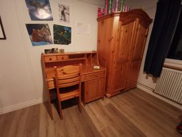 Schrank aus Massivholz 