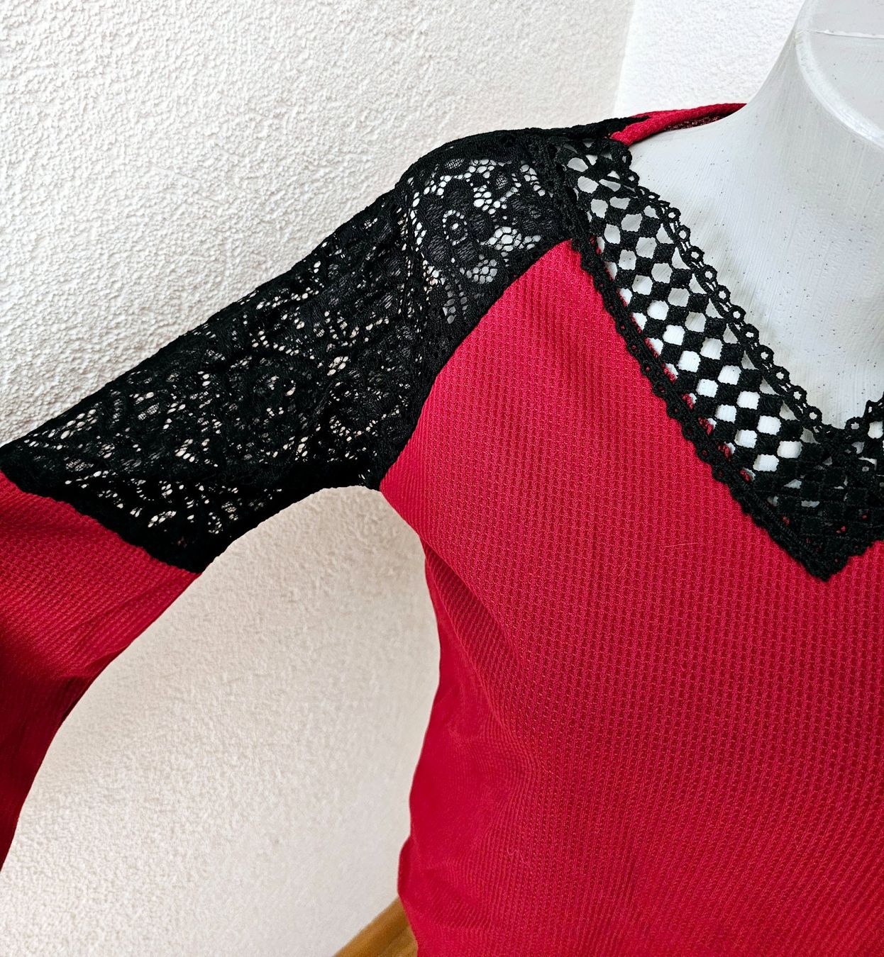 Pullover & Sweatshirts: NEU! Leichter Pullover Gr. S rot m. schwarzer Spitze Cut-Out – Neu und originalverpackt aus Füllinsdorf von Sunnebliemli7 2