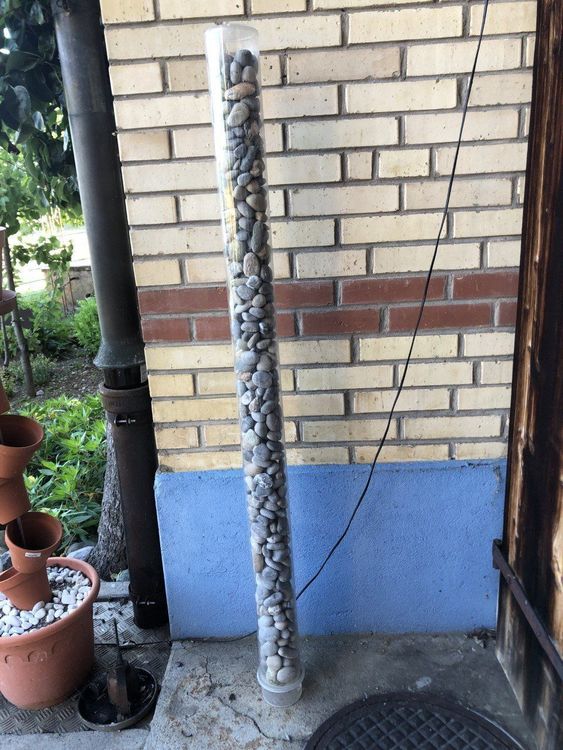 Dekosteine in einer ehmaligen Wassersäule, für den Garten Kaufen auf
